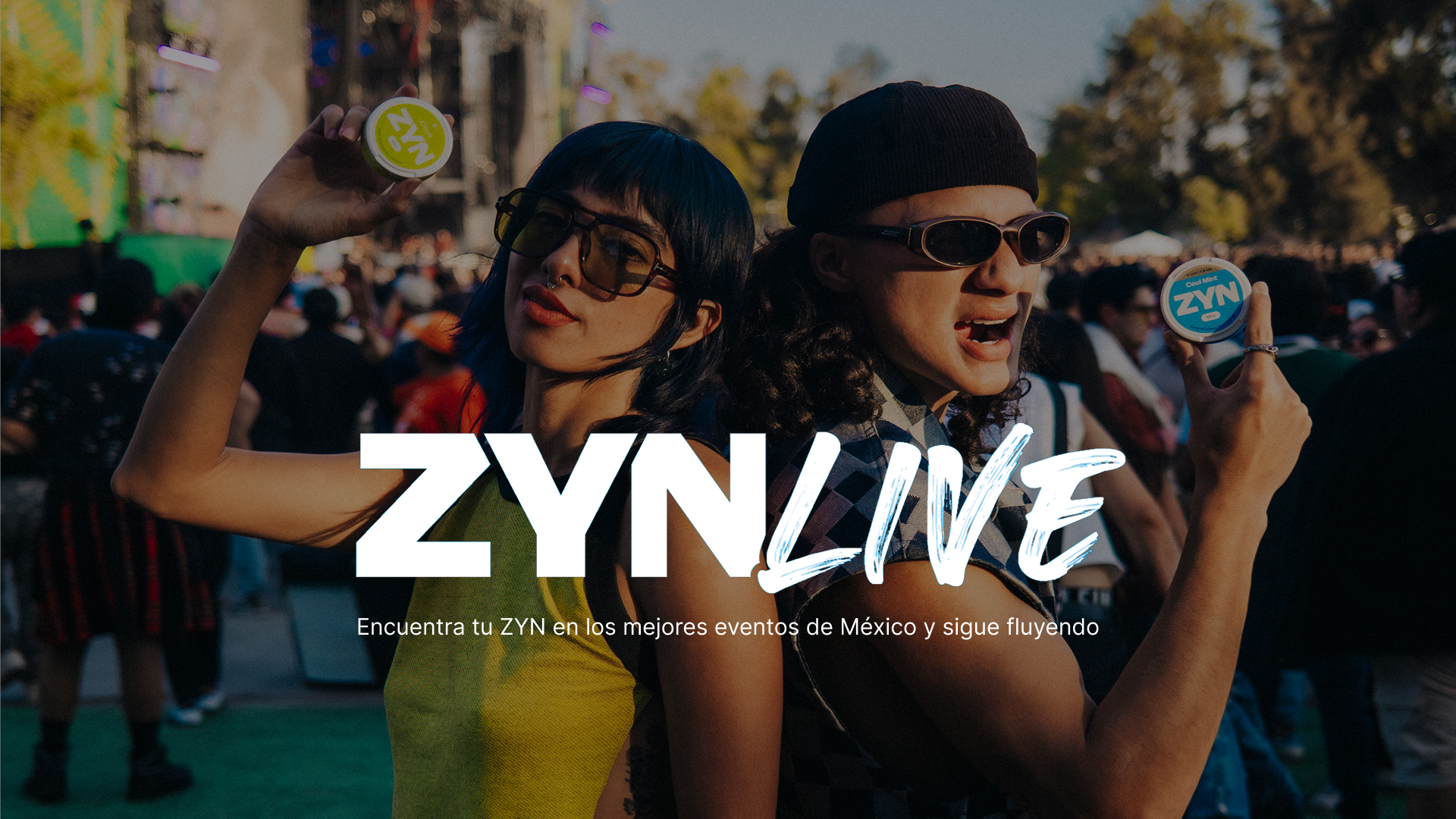 Dos personas en un evento al aire libre sostienen envases circulares de ZYN frente a un escenario, con el texto “ZYN LIVE. Encuentra tu ZYN en los mejores eventos de México y sigue fluyendo."